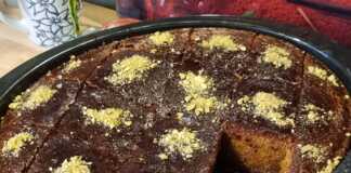 Ταψί με χρυσαφένιο σιροπιαστό σάμαλι κομμένο σε ρόμβους με έντονο άρωμα μαστίχας και λεμονιού