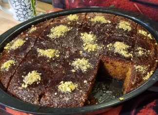 Ταψί με χρυσαφένιο σιροπιαστό σάμαλι κομμένο σε ρόμβους με έντονο άρωμα μαστίχας και λεμονιού