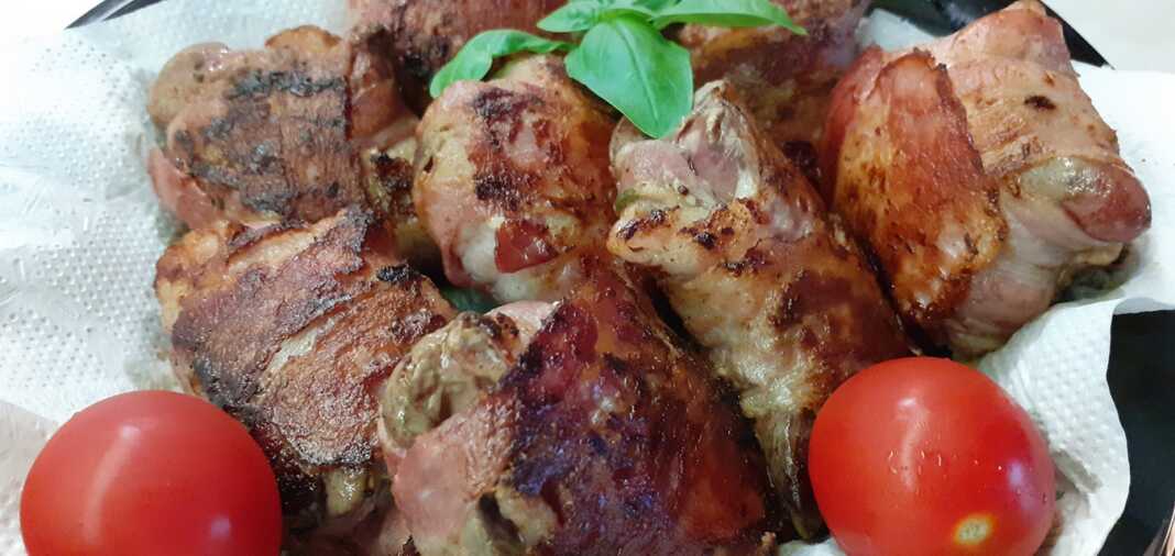 Συκωτάκια κοτόπουλου τυλιγμένα σε μπεικον στο τηγάνι