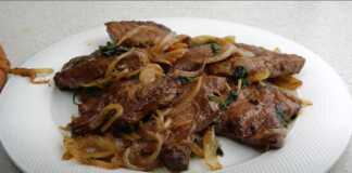 Συκώτι με καραμελωμένα κρεμμυδια και τηγανιτες πατάτες