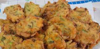 Τηγανίτες με κολοκυθοανθούς….το ορεκτικό του καλοκαιριού Χρυσαφένιες, τραγανές τηγανίτες με κολοκυθοανθούς σε πιάτο, γαρνιρισμένες με φρέσκο βασιλικό, σε ρουστίκ φόντο.