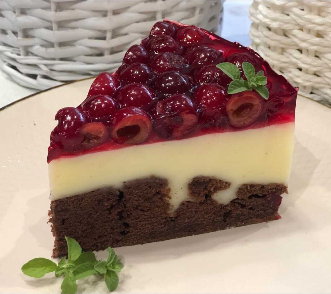 Κέικ σοκολάτας με κεράσια και βελουδινη κρέμα.