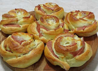 Ένα πιάτο με όμορφα Αλμυρά Τριαντάφυλλα Σάντουιτς, έτοιμα για σερβίρισμα