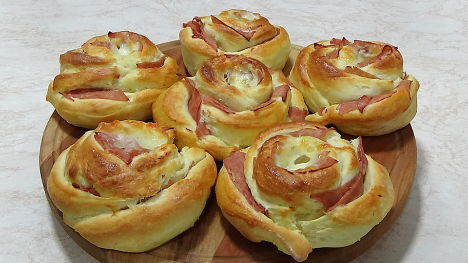 triantafila0 Ένα πιάτο με όμορφα Αλμυρά Τριαντάφυλλα Σάντουιτς, έτοιμα για σερβίρισμα