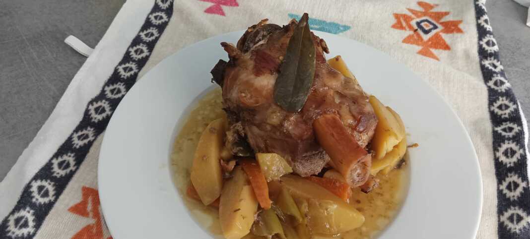 Κότσι χοιρινό με πατάτες και λαχανικά στη γάστρα