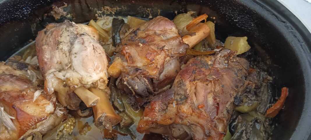 xoirinoKotsi1 Χοιρινό κότσι με τραγανή πέτσα, σερβιρισμένο με σπασμένες πατάτες και πλούσια σάλτσα από μπύρα και μέλι.