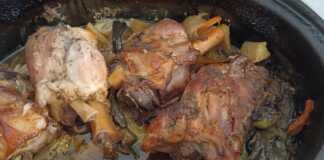 Χοιρινό κότσι με τραγανή πέτσα, σερβιρισμένο με σπασμένες πατάτες και πλούσια σάλτσα από μπύρα και μέλι.