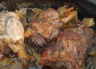 Χοιρινό κότσι με τραγανή πέτσα, σερβιρισμένο με σπασμένες πατάτες και πλούσια σάλτσα από μπύρα και μέλι.