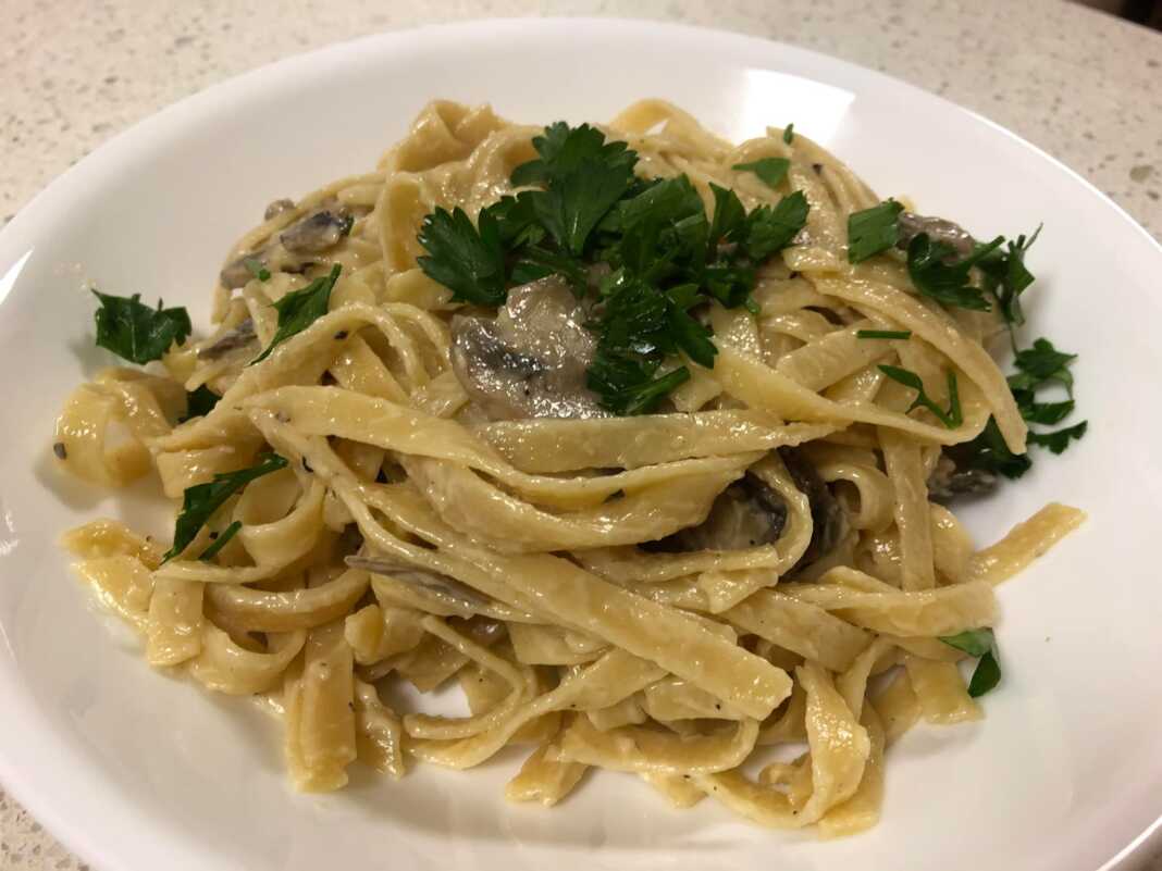 zimarikaSaltsaManitarion Ζυμαρικά με κρεμώδη σάλτσα μανιταριών