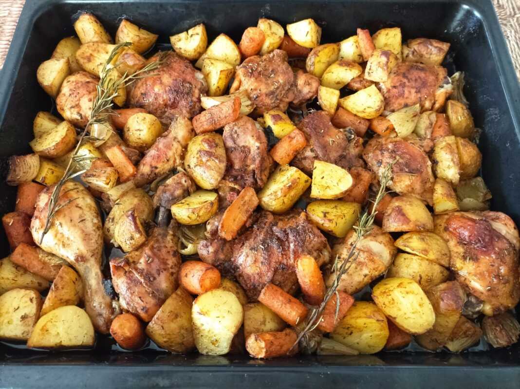 Μπαχαράτο Κοτόπουλο με πατάτες στο φούρνο.