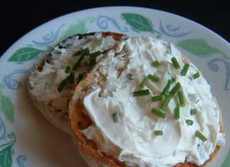 Ένα ψωμί με λευκό, απαλό αλοιφώμενο τυρί κρέμα.