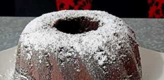 Διπλό κέικ με κομμάτια μαύρης σοκολάτας