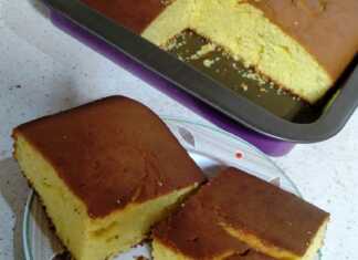 Αφράτο κέικ πορτοκαλιού στο ταψί, κομμένο σε τετράγωνα κομμάτια.