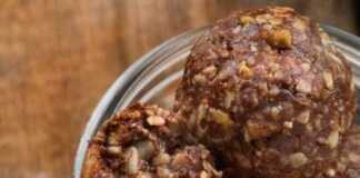 Μπαλάκια σοκολάτας πρωτείνης…το πιο υγιεινό σνακ Μια στοίβα από στρογγυλά, σκούρα καφέ μπαλάκια πρωτεΐνης σε ένα λευκό πιάτο.