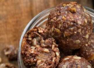 Μια στοίβα από στρογγυλά, σκούρα καφέ μπαλάκια πρωτεΐνης σε ένα λευκό πιάτο.