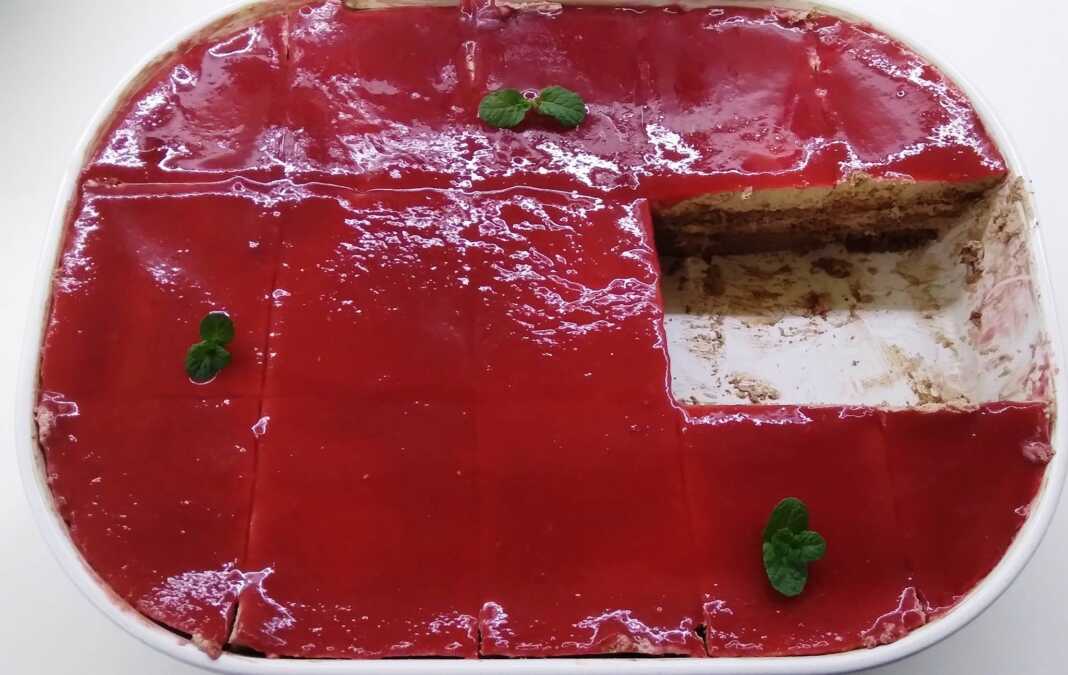 Κέικ μπισκότου με βατόμουρο και σοκολάτα