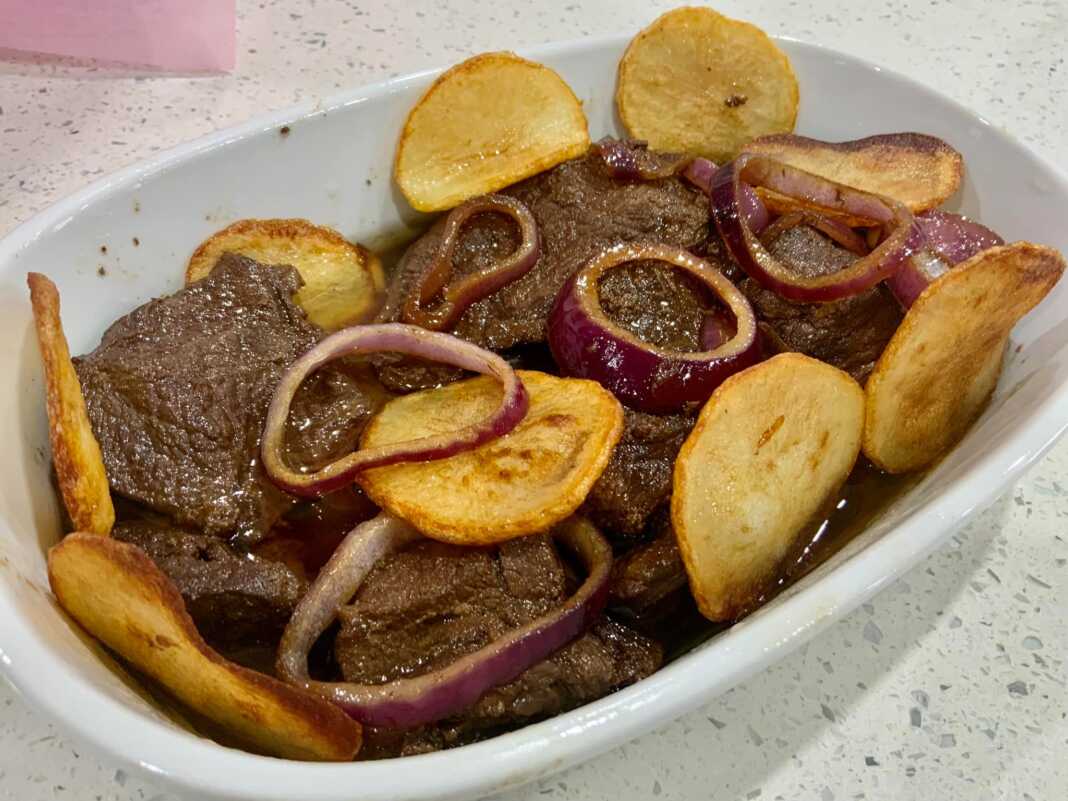 μπριζόλες με καραμελωμένα κρεμμύδια