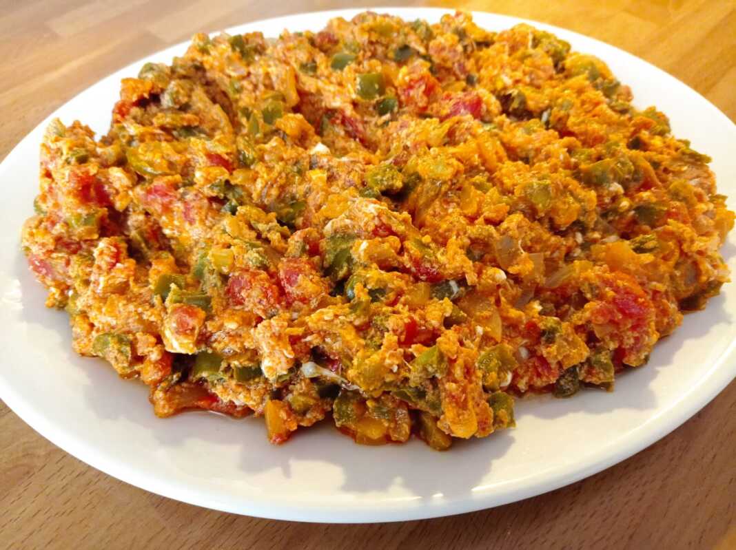 Αυγά με ντομάτες και πιπεριές 