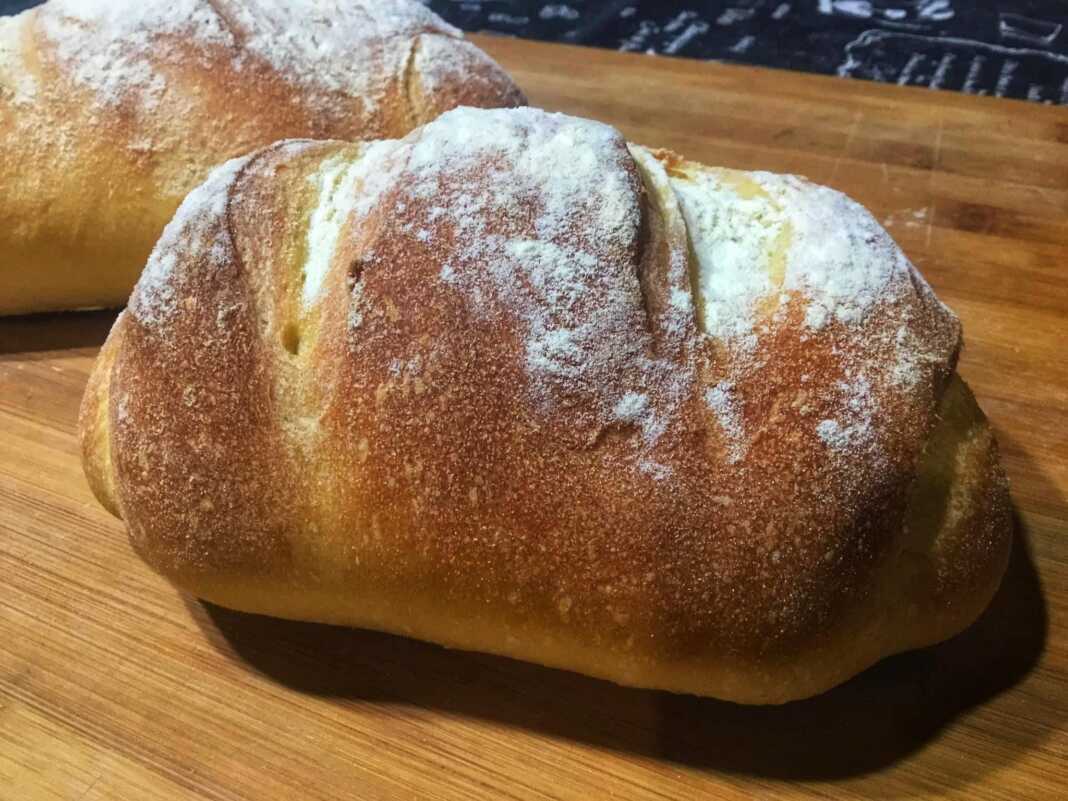 Φρεσκοψημένο ψωμί με σιμιγδάλι..