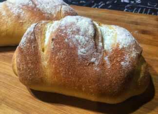 Φρεσκοψημένο ψωμί με σιμιγδάλι..