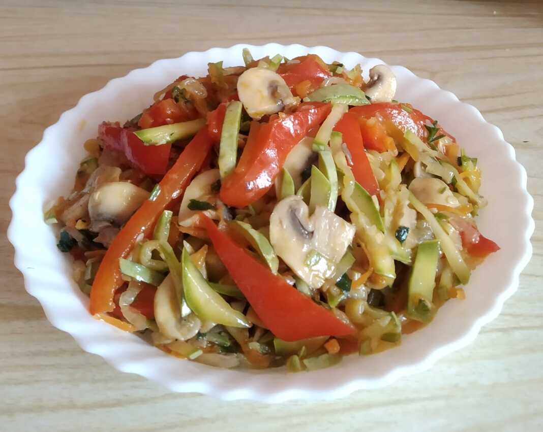 Σαλάτα με κολοκυθάκια και λαχανικά