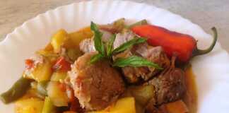 Χοιρινό με πατάτες και λαχανικά στην κατσαρόλα Χοιρινό με πατάτες και λαχανικά στην κατσαρόλα, σερβιρισμένο σε πιάτο