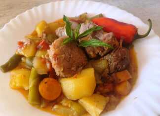 Χοιρινό με πατάτες και λαχανικά στην κατσαρόλα, σερβιρισμένο σε πιάτο