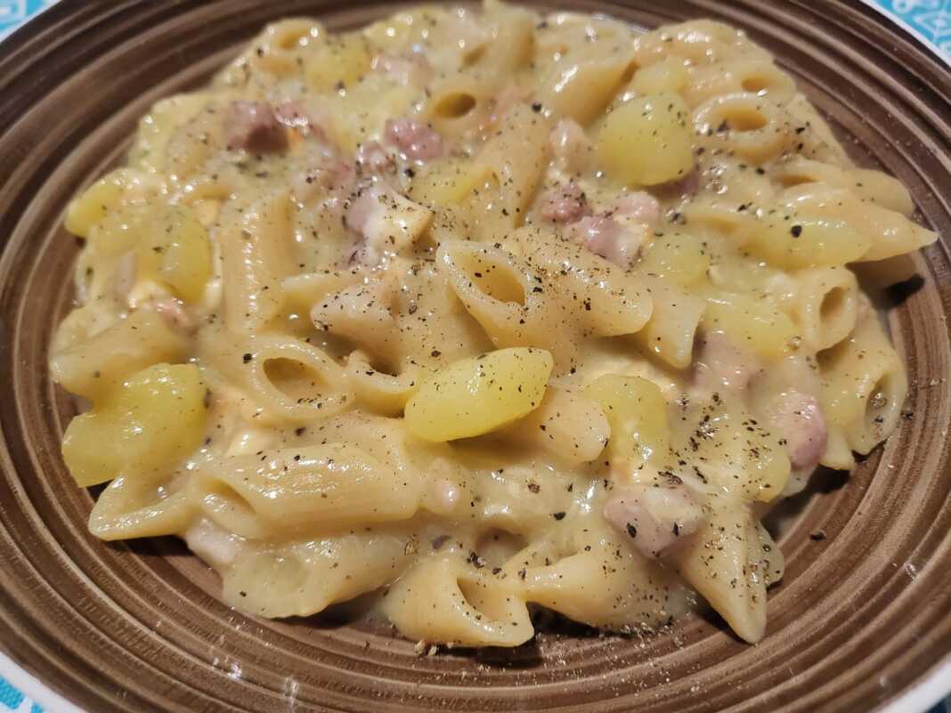 Ζυμαρικά και πατάτες τυρί και μπεικον