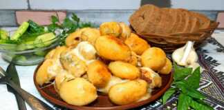 Baby Πατάτες στο τηγάνι με τυρι Ένα τηγάνι γεμάτο με ροδισμένες baby πατάτες καλυμμένες με λιωμένο τυρί και φρέσκο ψιλοκομμένο άνηθο.