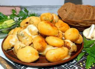 Ένα τηγάνι γεμάτο με ροδισμένες baby πατάτες καλυμμένες με λιωμένο τυρί και φρέσκο ψιλοκομμένο άνηθο.