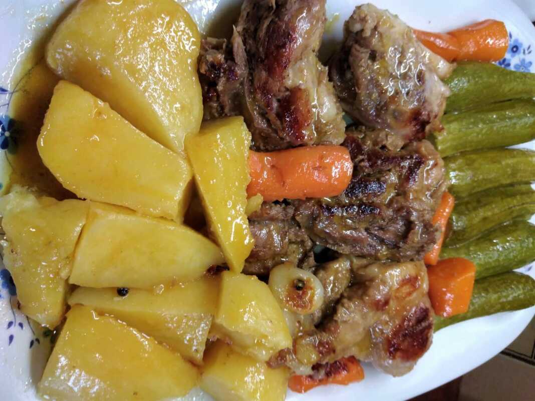 Χοιρινό με λαχανικά στην κατσαρόλα