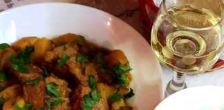 Χοιρινό με πατάτες και τζατζικι… Ας το απολαύσουμε!