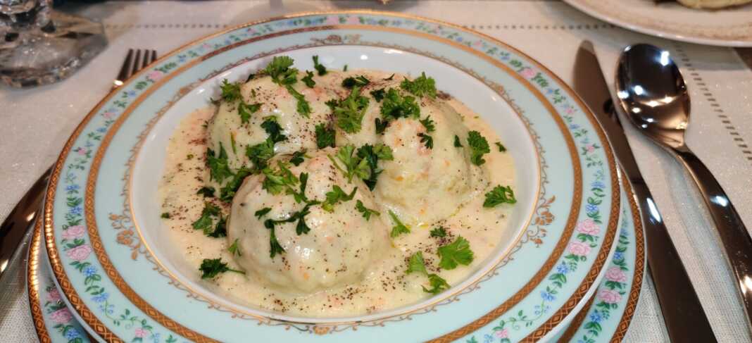 keftedakia me krema giaourtiou Γιουβαρλάκια σε λευκή σάλτσα
