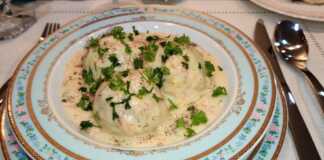 Γιουβαρλάκια σε λευκή σάλτσα