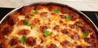 Κεφτεδάκια σε πουρέ πατάτας με σάλτσα ντομάτας και τυρί