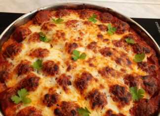 Κεφτεδάκια σε πουρέ πατάτας με σάλτσα ντομάτας και τυρί