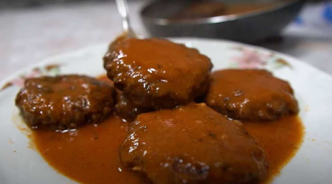 Πιάτο με ζουμερά Κεφτεδάκια με Κόκκινη Σάλτσα, πασπαλισμένα με ρίγανη.