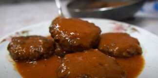 Πιάτο με ζουμερά Κεφτεδάκια με Κόκκινη Σάλτσα, πασπαλισμένα με ρίγανη.