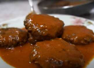 Πιάτο με ζουμερά Κεφτεδάκια με Κόκκινη Σάλτσα, πασπαλισμένα με ρίγανη.