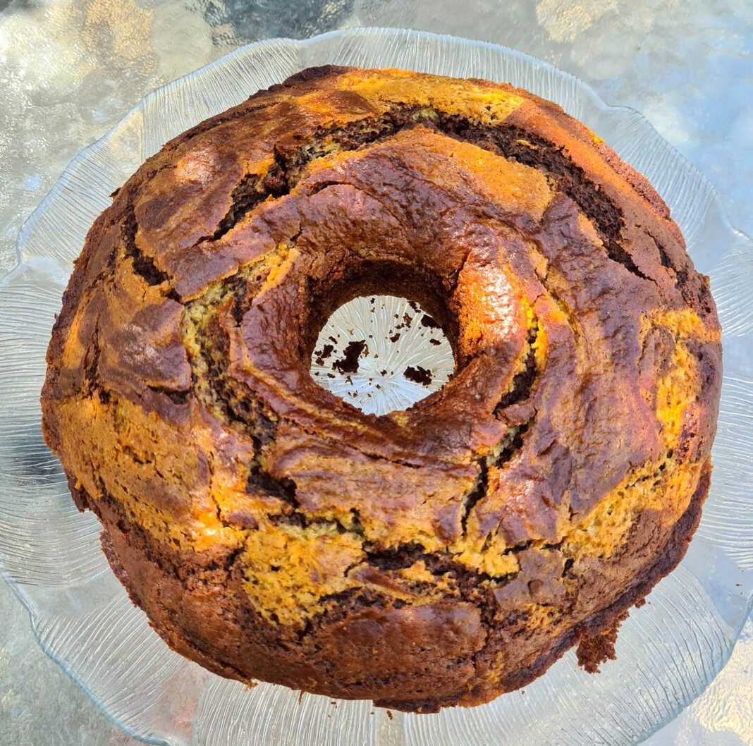 keikGeografias Κέικ γεωγραφίας κομμένο σε φέτες, με το εντυπωσιακό σχήμα πορτοκαλιού και κακάο εμφανές.