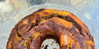 Κέικ γεωγραφίας κομμένο σε φέτες, με το εντυπωσιακό σχήμα πορτοκαλιού και κακάο εμφανές.