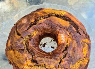 Κέικ γεωγραφίας κομμένο σε φέτες, με το εντυπωσιακό σχήμα πορτοκαλιού και κακάο εμφανές.