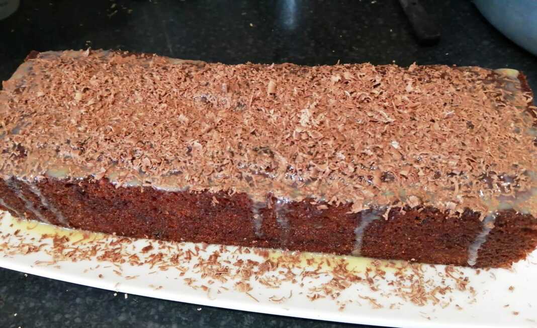 Κέικ με μπανάνες, καρύδια, αποξηραμένα cranberries και σοκολάτα.