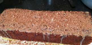 Κέικ με μπανάνες, καρύδια, αποξηραμένα cranberries και σοκολάτα.