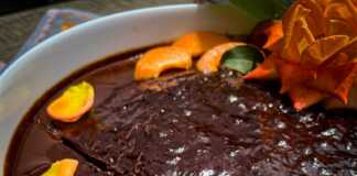 Κέικ σοκολάτας με μαρμελάδα βερίκοκο