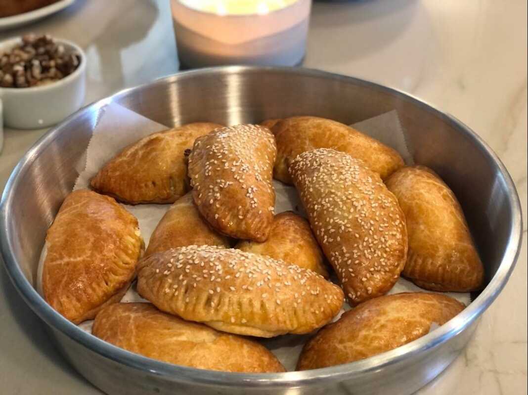 kourouZimiGiaourti Χρυσαφένια Τυροπιτάκια Κουρού με σουσάμι σε ένα ταψί, έτοιμα να σερβιριστούν