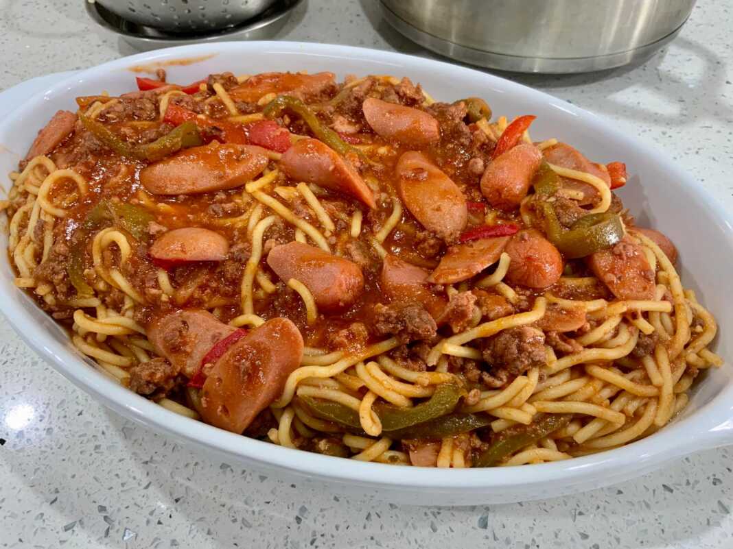 Μακαρονάδα μπολονέζ με λουκάνικο