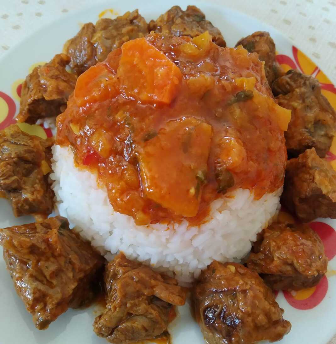 Μοσχαρακι κοκκινιστο με πιλαφι.