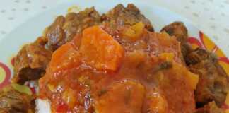 Μοσχαρακι κοκκινιστο με πιλαφι.