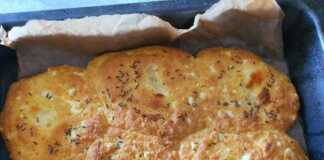 Η μπομπότα της Γιαγιάς μου αγαπημένο πρωινό Μία ολόκληρη Μπομπότα, χρυσαφένια και αφράτη, σε ταψί, έτοιμη να κοπεί